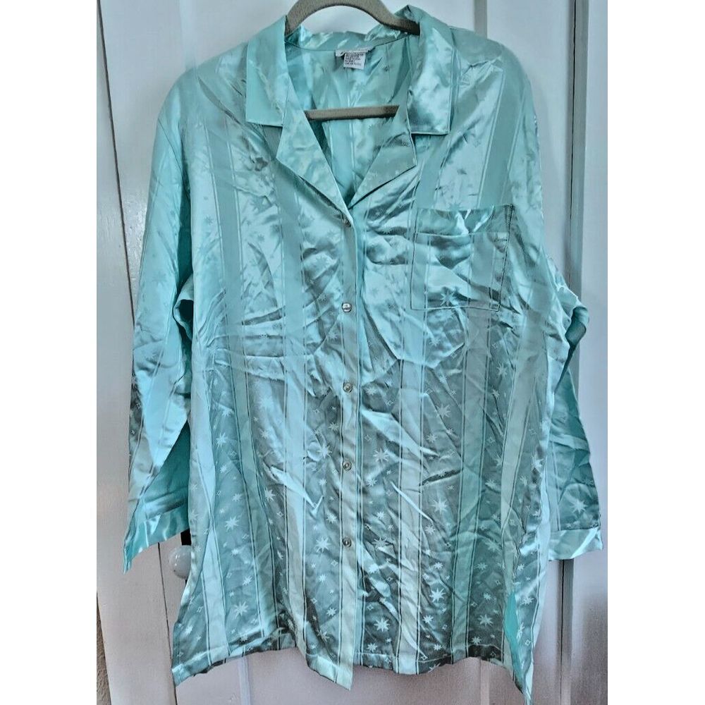 VTG Kathryn women light blue silky long sleeve button down night gown Large